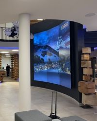 Ecran mare pe perete, care este utilizat ca sistem de semnalizare digitală de către CANCOM Austria.
