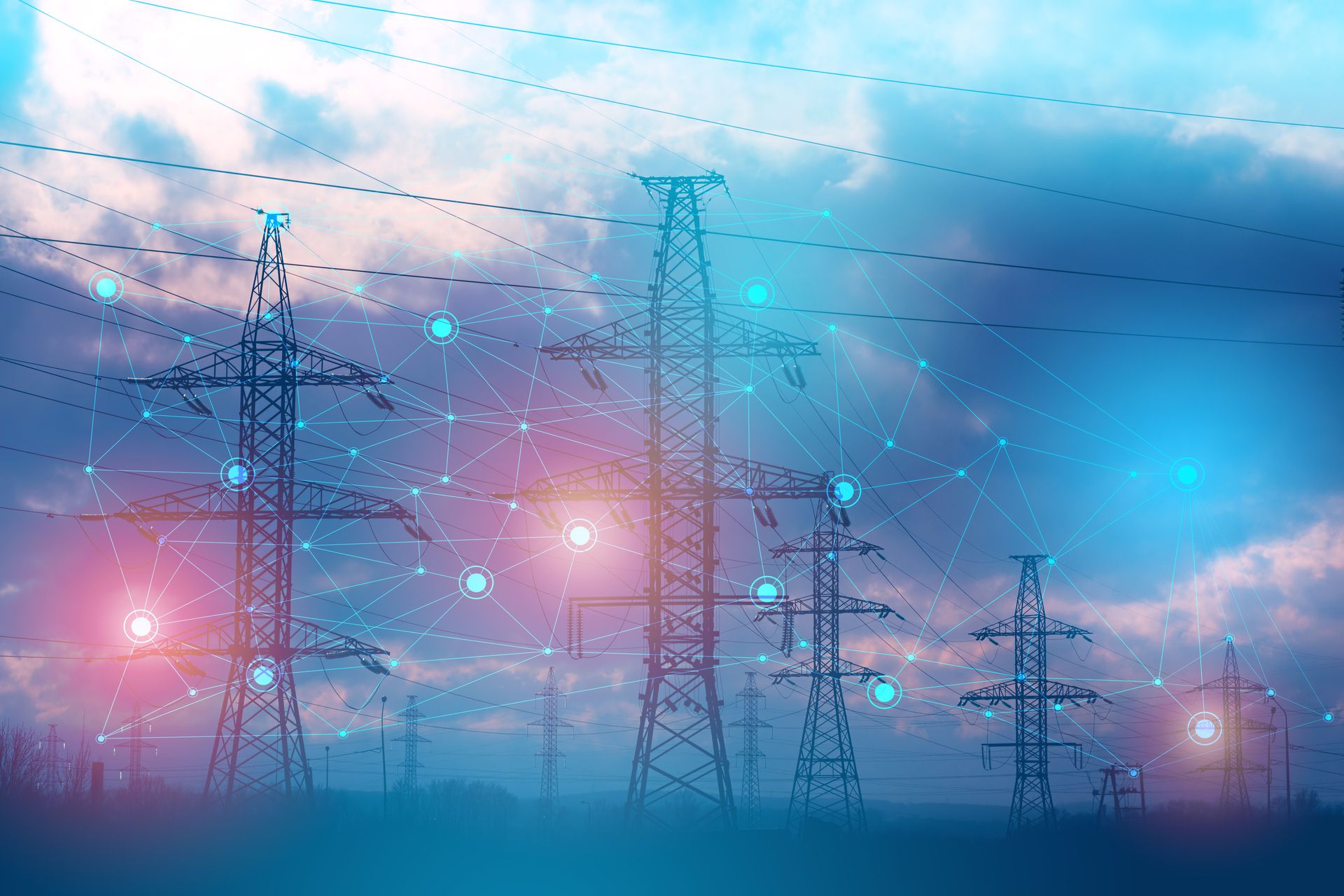 Linii electrice de înaltă tensiune și stâlpi de electricitate pe un cer înnorat.