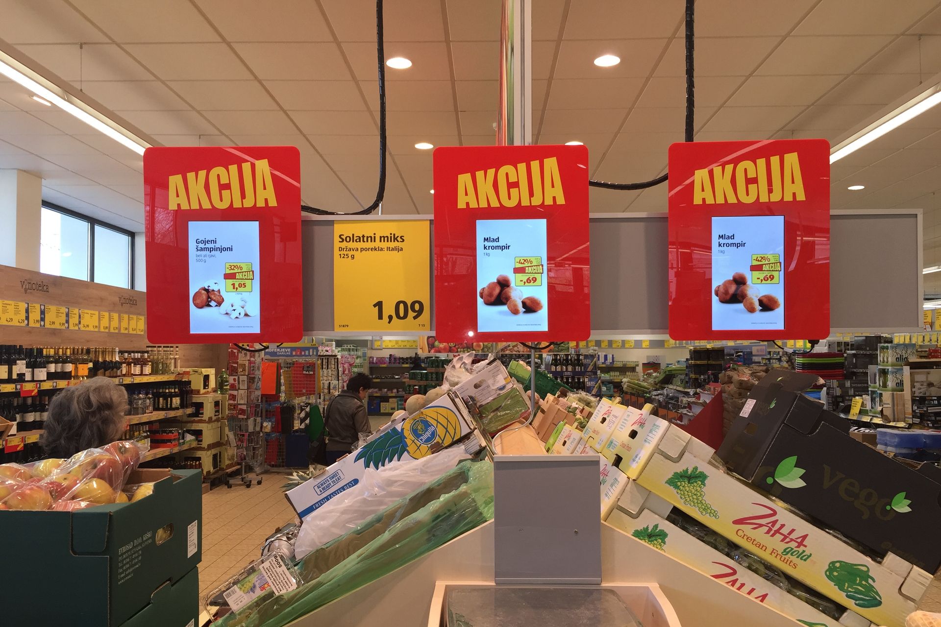 Magazin cu amănuntul cu etichete de preț digitale și panouri publicitare pentru soluțiile de semnalizare digitală CANCOM.