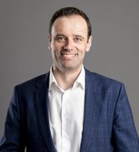 Bărbat în costum zâmbind, fotografie portret.