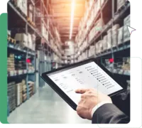 O persoană ține o tabletă într-un depozit și o folosește pentru planificarea inteligentă a producției.