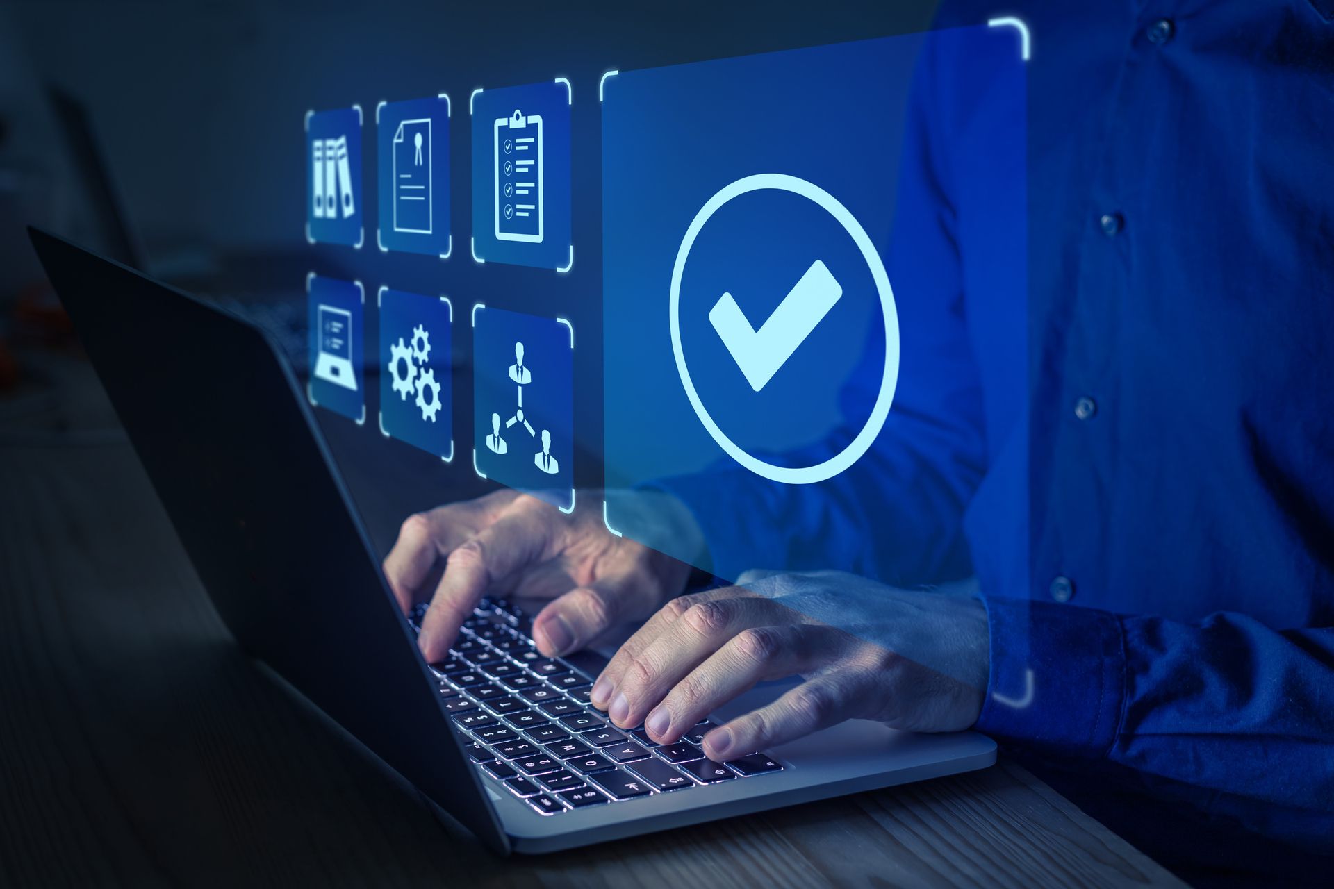 Persoana lucrează pe un laptop și accesează tehnologiile de rețea.