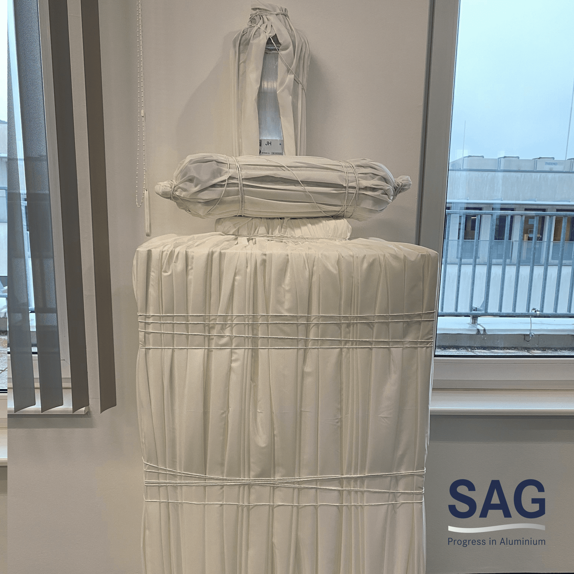 O perdea albă în fața unei suprafețe albe, integrată în contextul CANCOM smART Walk, simbolizează puritatea și simplitatea digitalizării.