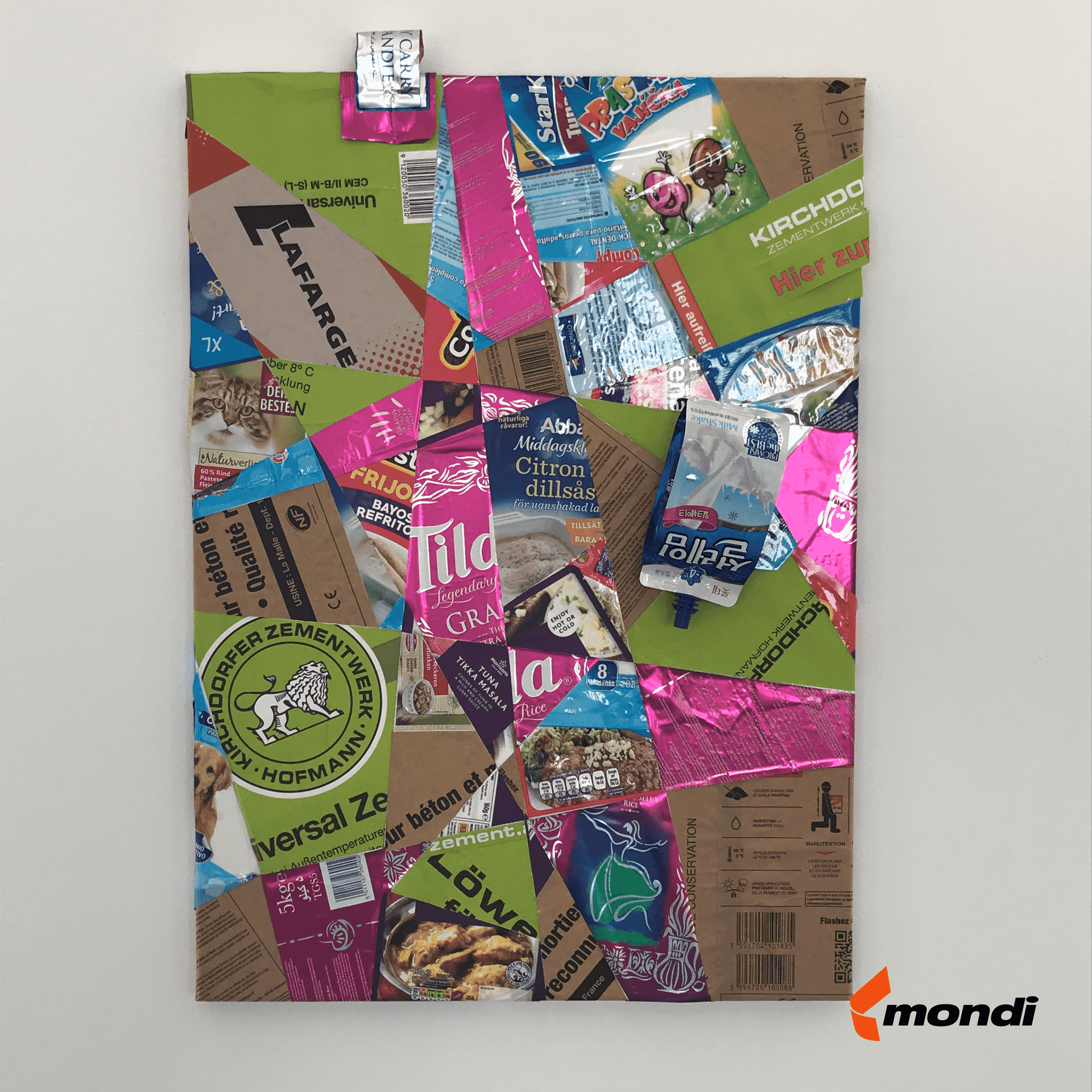 Bucată colorată de carton cu fragmente de diferite culori, prezentată în contextul artei digitale la CANCOM smART Walk.