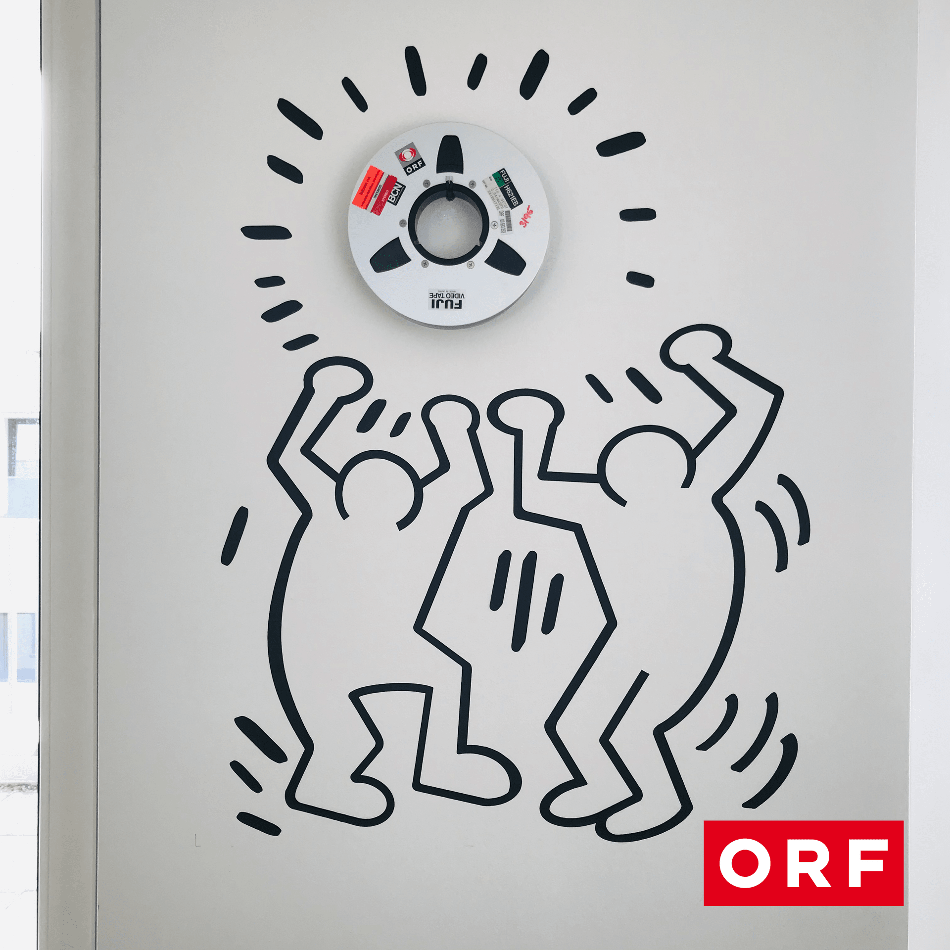 CD și desen cu oameni care dansează pe un perete la CANCOM smART Walk.