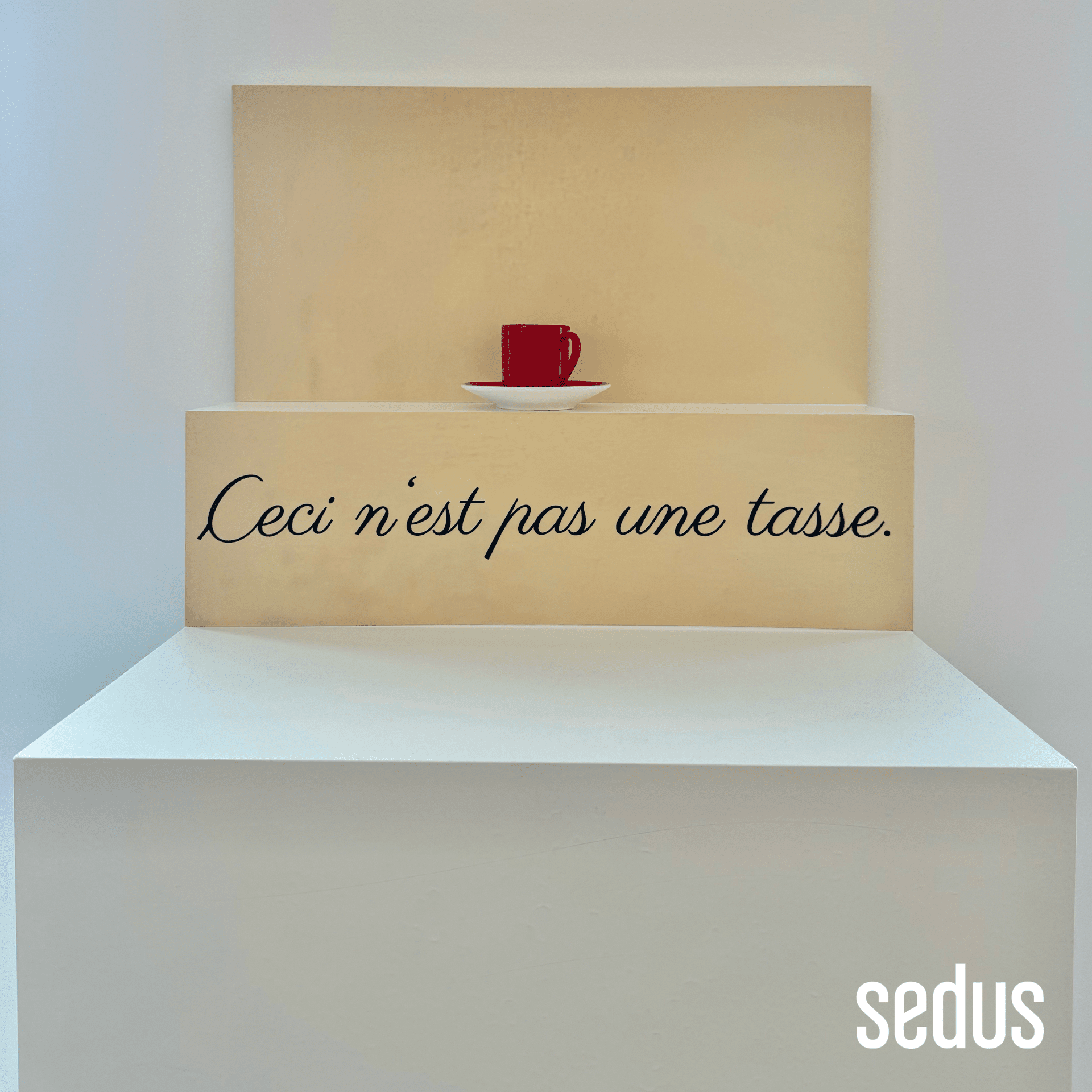 O ceașcă roșie pe o suprafață albă, simbolizând pauzele creative pe CANCOM smART Walk.