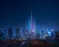 Skyline luminat al unui oraș mare pe timp de noapte.