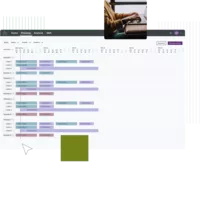 Persoană care lucrează la un laptop, cu un software de planificare a producției vizibil pe ecran.