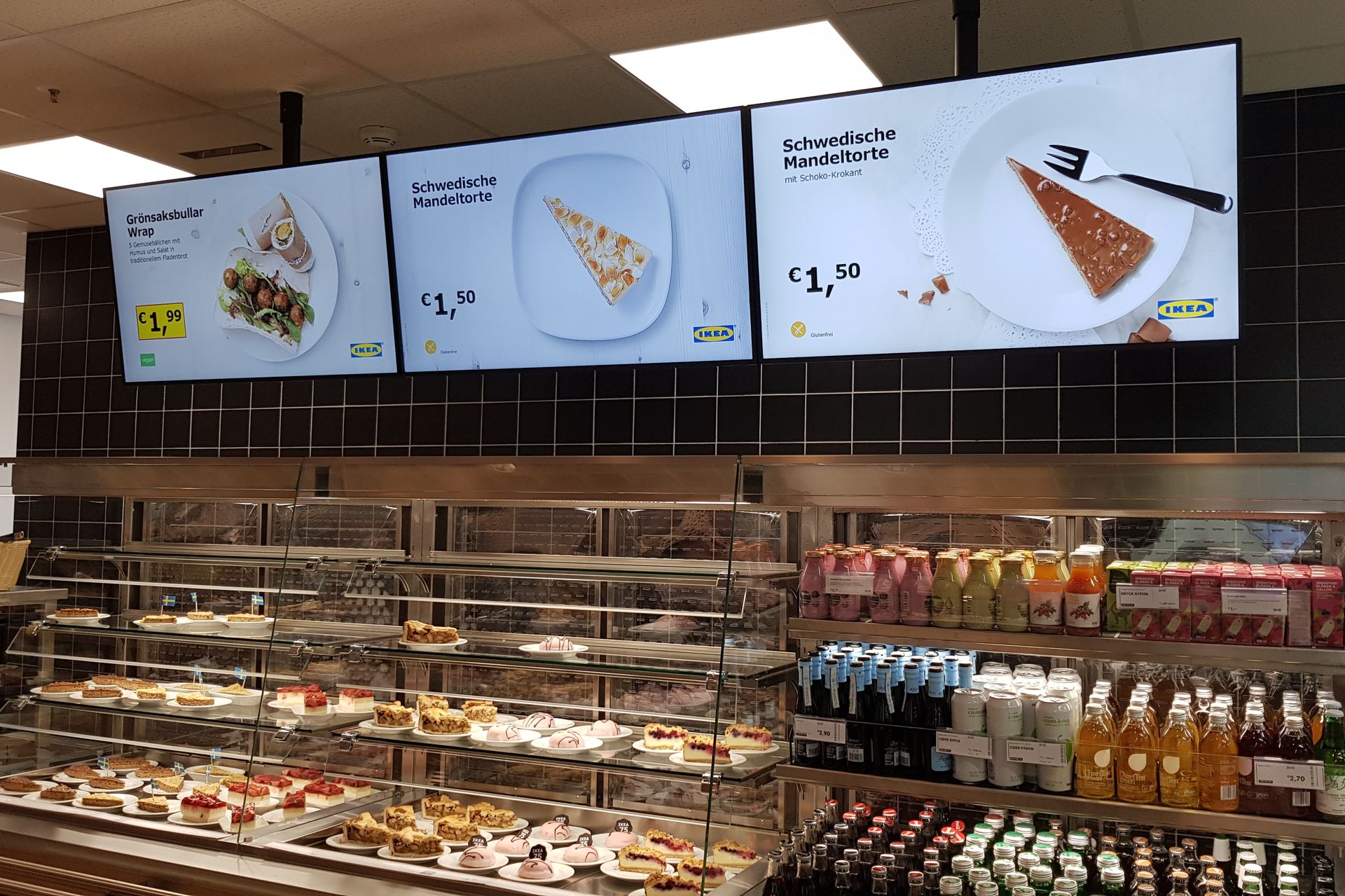 Alimente pe rafturile unui supermarket, afișate pe un ecran de semnalizare digitală de la CANCOM.