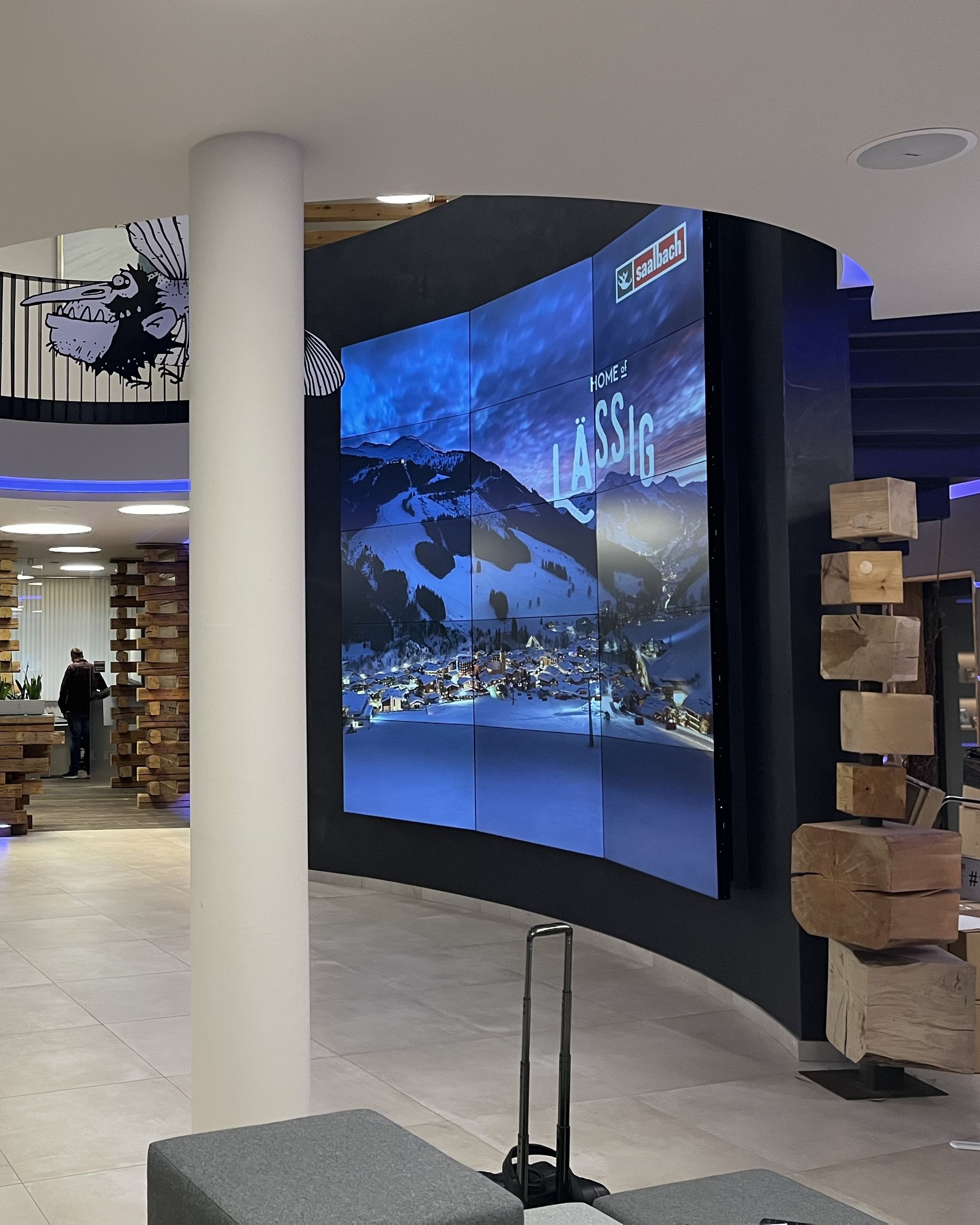 Ecran mare pe perete, care este utilizat ca sistem de semnalizare digitală de către CANCOM Austria.