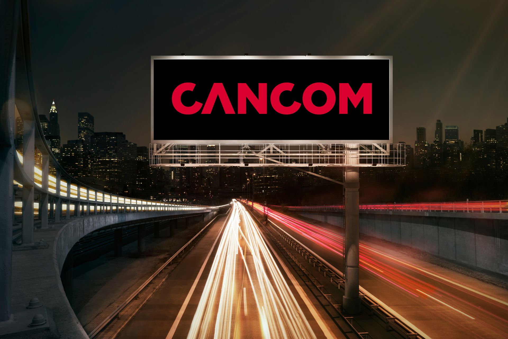 Un panou publicitar iluminat în fața unui peisaj urban nocturn care face publicitate soluțiilor de semnalizare digitală CANCOM.